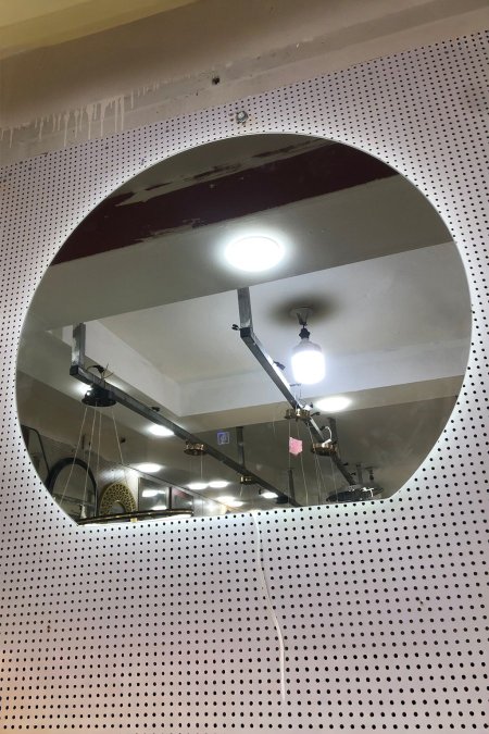 مراية أنيقة بإضاءة خلفية خفيفة تعطي جو هادئ وفاخر لأي مساحة.